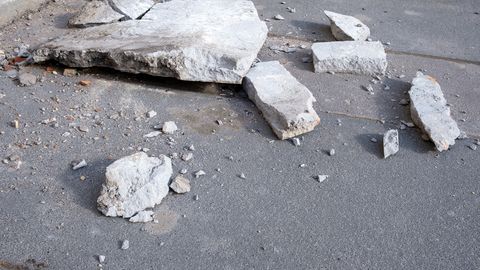 Uz Ķekavas apvedceļa izkrituši betona kluči. Ierobežota satiksme