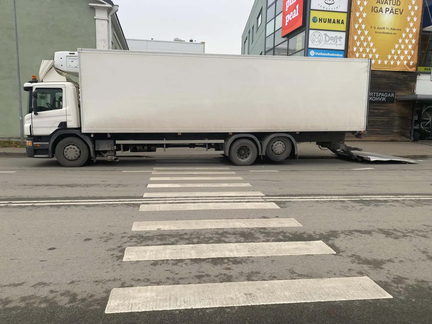 Ülekäiguraja blokeerinud kaubik.