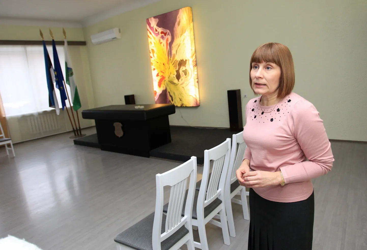 Tartu maavalitsuse perekonnaseisuosakonna juhataja Siiri Sinijärv loodab, et ka pärast seda, kui osakonnast saab Tartu linnavalitsuse üks osa, võivad pruutpaarid abielluda väga paljudele tartlastele tuntud Tiigi 12 maja suures saalis.