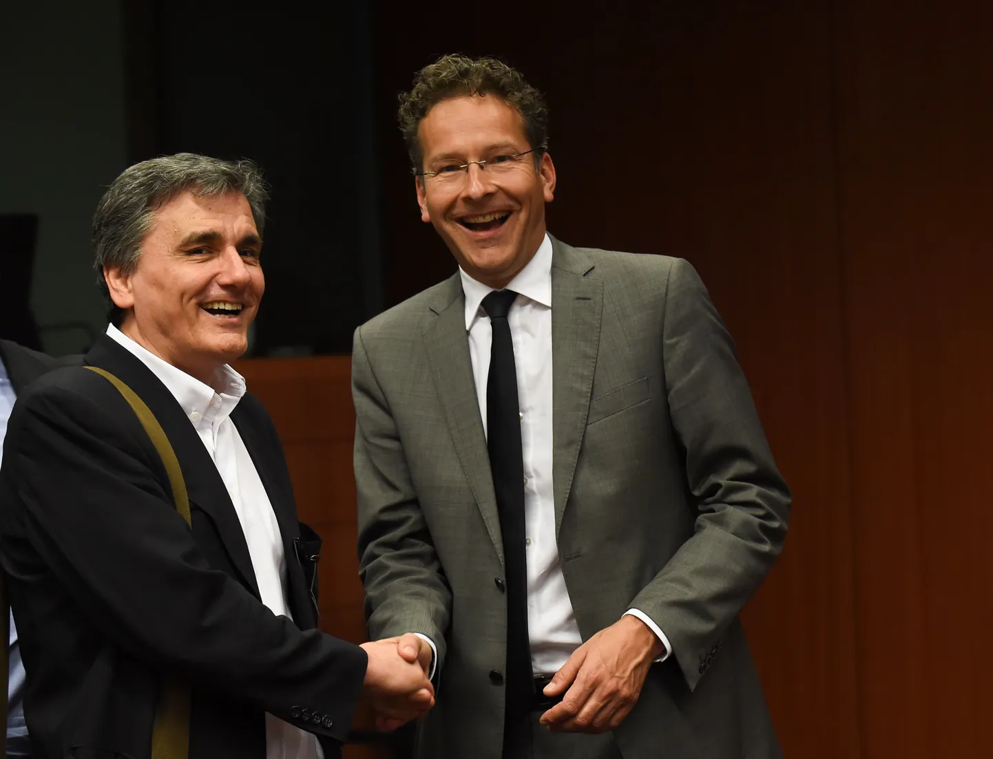 Kreeka majandusminister Euclid Tsakalotos(vasakul) eurogrupi juhi  Jeroen Dijsselbloemiga (paremal).