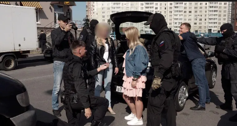 Развязка: сотрудник "Спецназ шоу" правой рукой еще держит Анастасию за плечо, но жених уже стянул маску и делает предложение