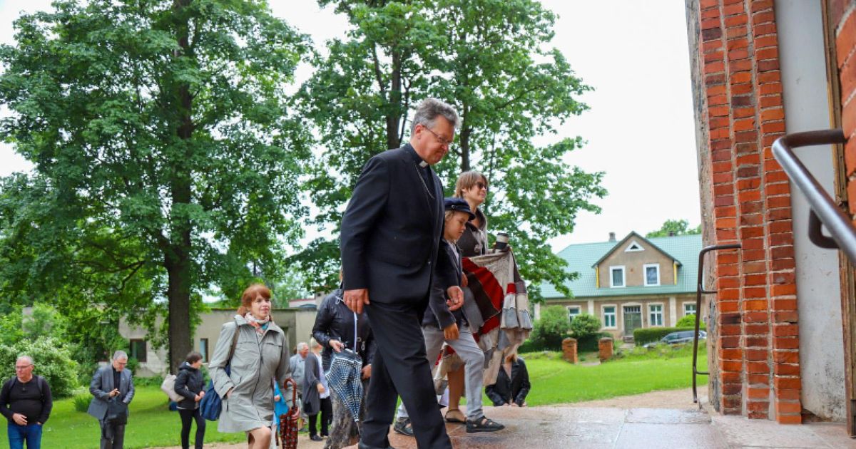 Kiriku trepp on pidulikult avatud
