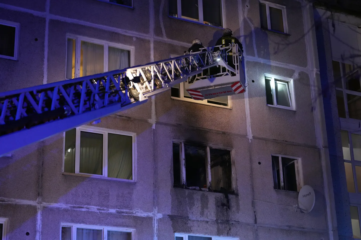 Ugunsgrēks daudzdzīvokļu ēkā. Ilustratīvs foto