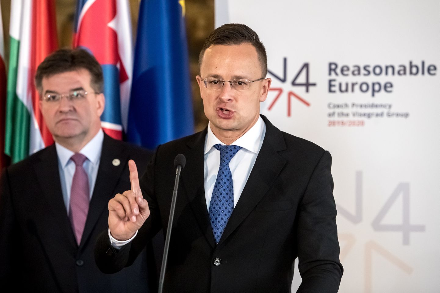 Ungari välisminister Péter Szijjártó (esiplaanil) esmaspäeval Prahas nelja Kesk-Euroopa riigi välisministrite kohtumise järgsel pressikonverentsil.