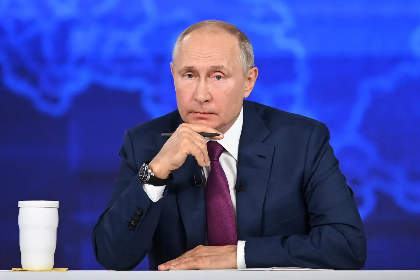 Krievijas prezidents Vladimirs Putins sava tēla spodrināšanas pārraidē "Tiešā līnija"