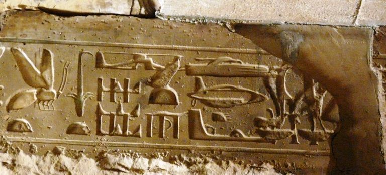 Egiptuses Abydoses asuvas templis olev kirjutis, millel on väidetavalt viiteid lennumasinatele