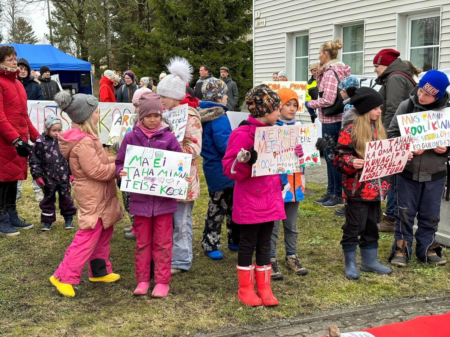 Lääneranna väikekoolide õpilased ja lapsevanemad kogunesid enne volikogu istungi algust meeleavaldusele Lääneranna vallamaja ees.