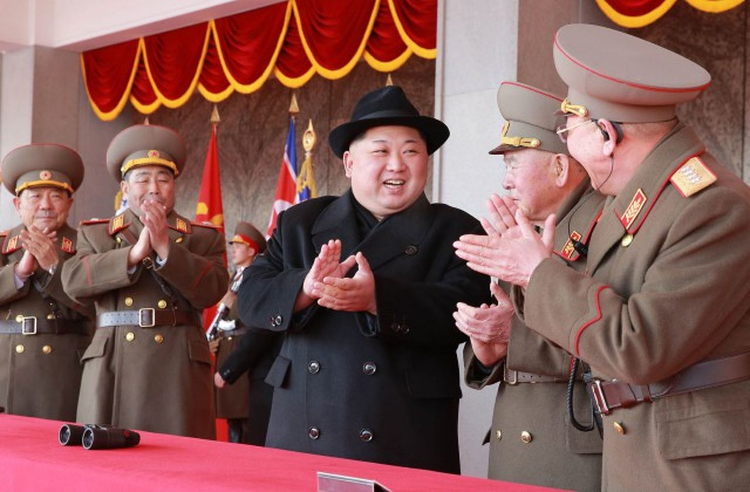 Ziemeļkorejas līderis Kims Čenuns un valsts militārpersonas