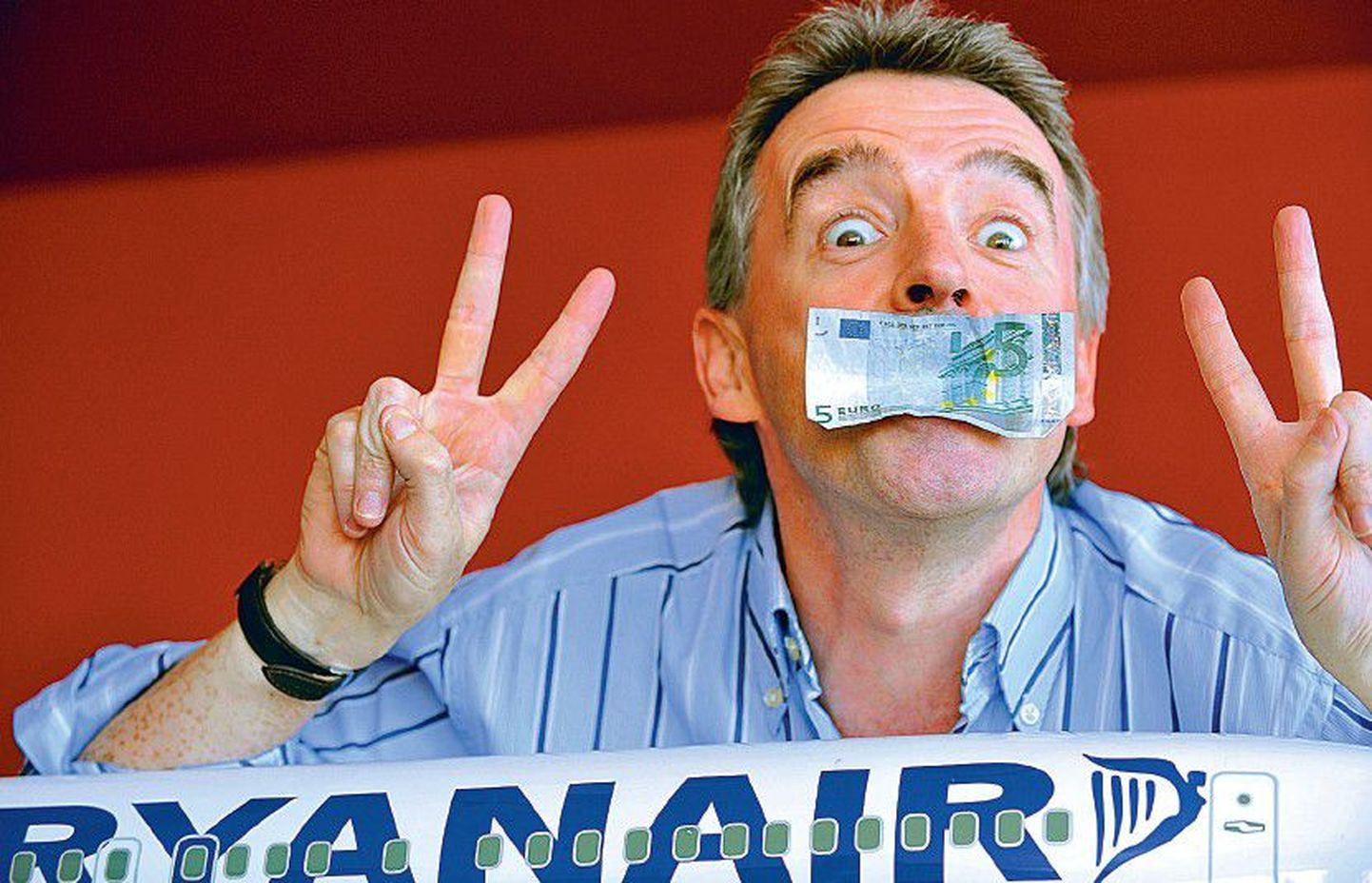 Ryanairi tegevjuht Michael O’Leary poseerib fotograafidele, rahatäht suul. Meie viime peenraha eest kohale, kõlab sõnum.