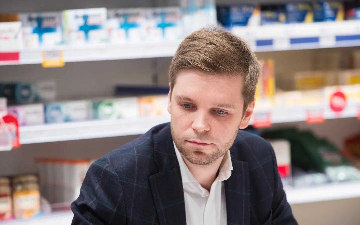 "Apteegipidajad loovad liikumistsoonid, et vältida piisknakkuse levimist ravimikarpidel avatud müügisaaliga apteekides," ütles Eesti Apteekide Ühenduse juhatuse liige, proviisor Timo Danilov.