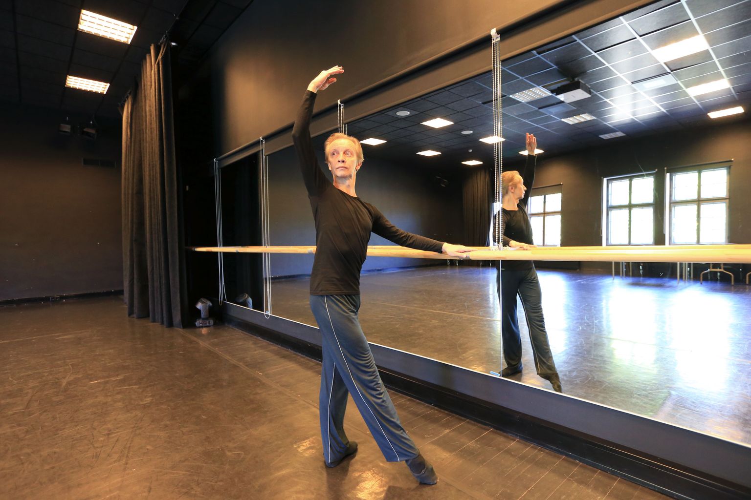 Just sellesse saali Vanemuise väikeses majas ootab balletitantsija Aivar Kallaste 1. oktoobril täiskasvanud huvilisi, kes soovivad tuttavamaks saada klassikalise tantsu maailmaga.