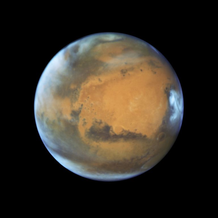 Marss asub Maast ligikaudu 225 miljoni kilometeeri kaugusel.