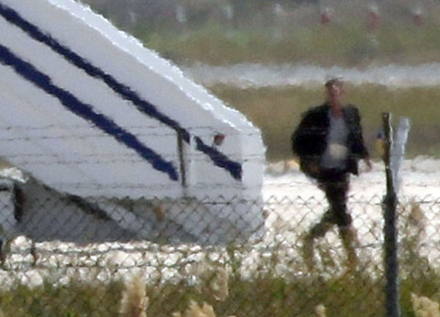 Arvatav kaaperdaja lahkumas EgyptAiri lennukist Küprose Larnaca lennuväljal.