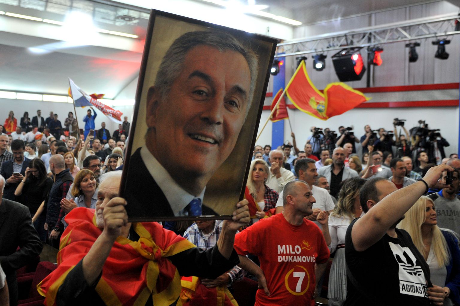 Milo Djukanovici toetajad võidu üle rõõmustamas.