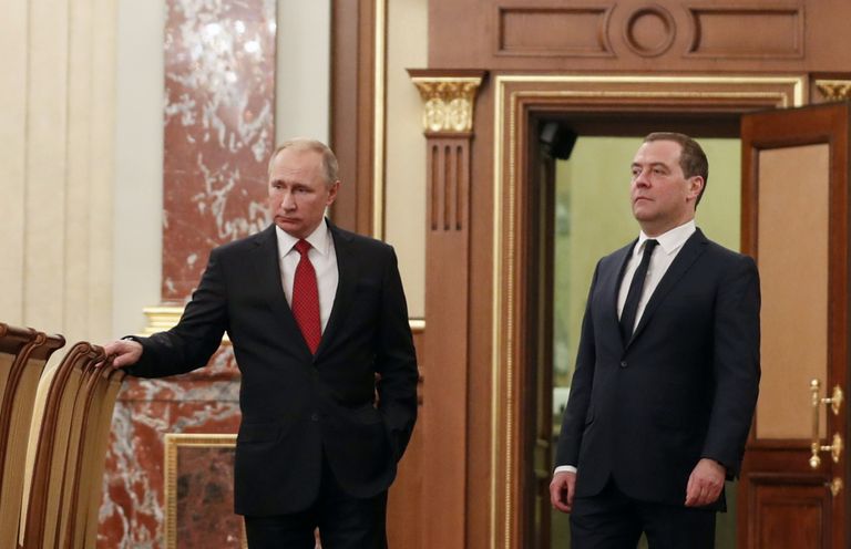 Venemaa president Vladimir Putin (vasakul) ja peaminister Dmitri Medvedev täna enne kohtumist valitsuse liikmetega.