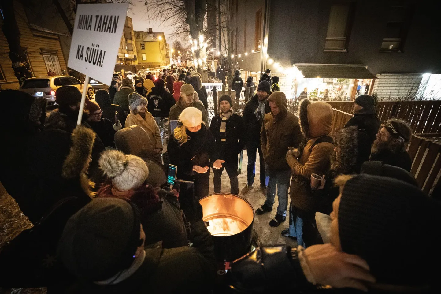 Viirus on kohati teravalt lõhestanud eestlased piirangutega nõustujateks ja nende vastasteks, pildil protestivad inimesed MEM Cafe sulgemise vastu, kes ei täitnud terviseameti korraldusi.