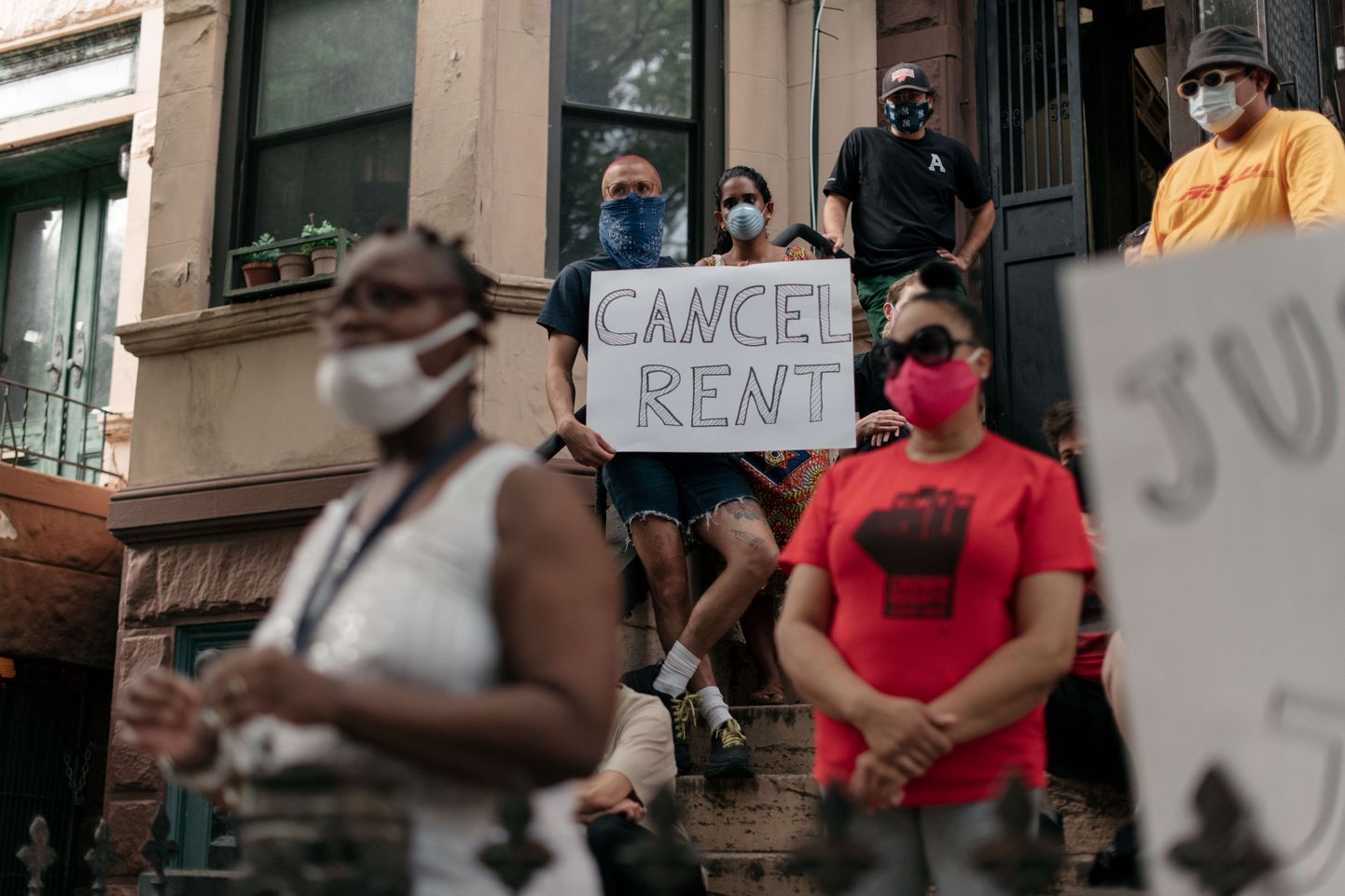 Aktivistid eelmisel nädalal New Yorgis Crown Heightsi piirkonnas protestimas korteriomanike vastu, kes on kiusanud üüri tasumisel hilinenud inimesi. Pandeemia tõttu on miljonid ameeriklased raskustes üüri või laenu maksmisega ning neid ähvardab kodust tänavale tõstmine.