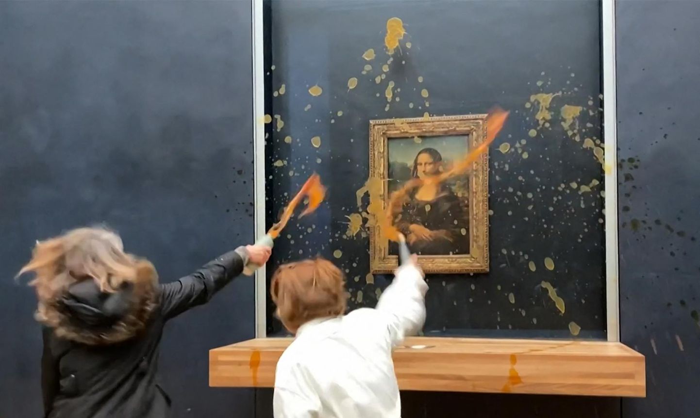Aktivistid loobivad suppi kuulikindlale klaasile, mille taga on Leonardo da Vinci maal «Mona Lisa». 