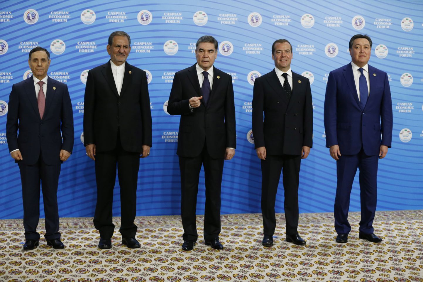 Türkmenistani president Gurbangulõ Berdõmuhammedov (keskel) esmaspäeval koos teiste Kaspia mere äärsete riikide liidritega.