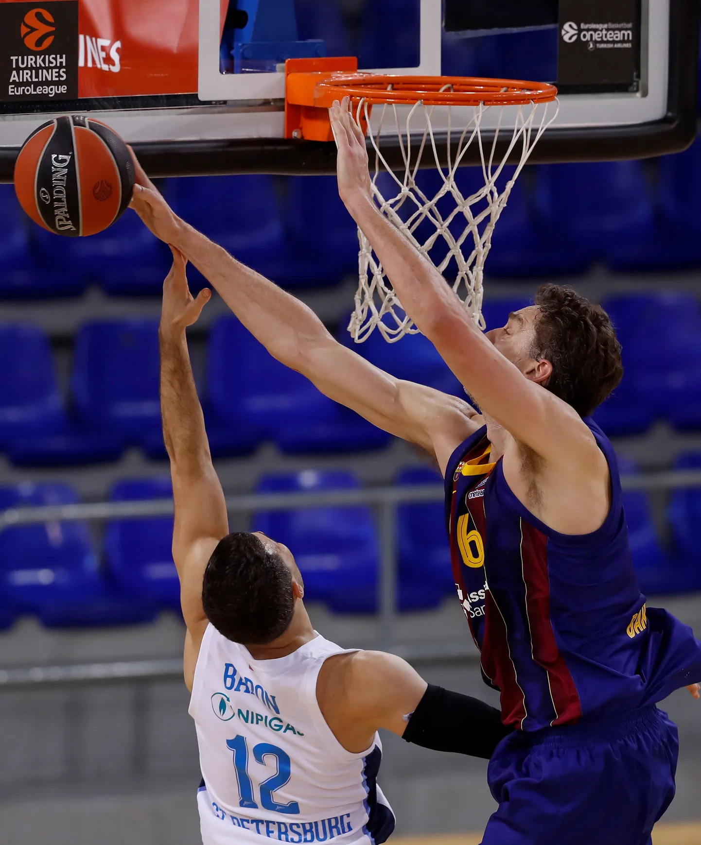 Väga kasulikult tegutsenud vanameister Pau Gasol paneb kulbi Billy Baroni viskele.