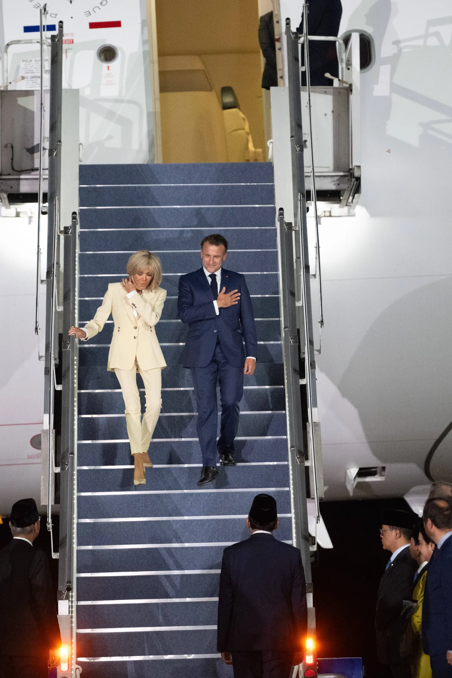 Prantsuse president Emmanuel Macron (paremal) ja ta naine Brigitte Macron saabusid 27. mail 2025 Indoneesia Jakarta lennujaama.