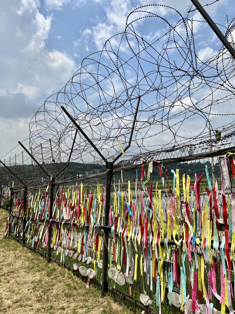 Sõjaoht põhjanaabriga on Lõuna-Korea kohal hõljunud aastakümneid. Pildil rahusõnumitega palvuslindid Põhja-Korea-äärses piiritsoonis.