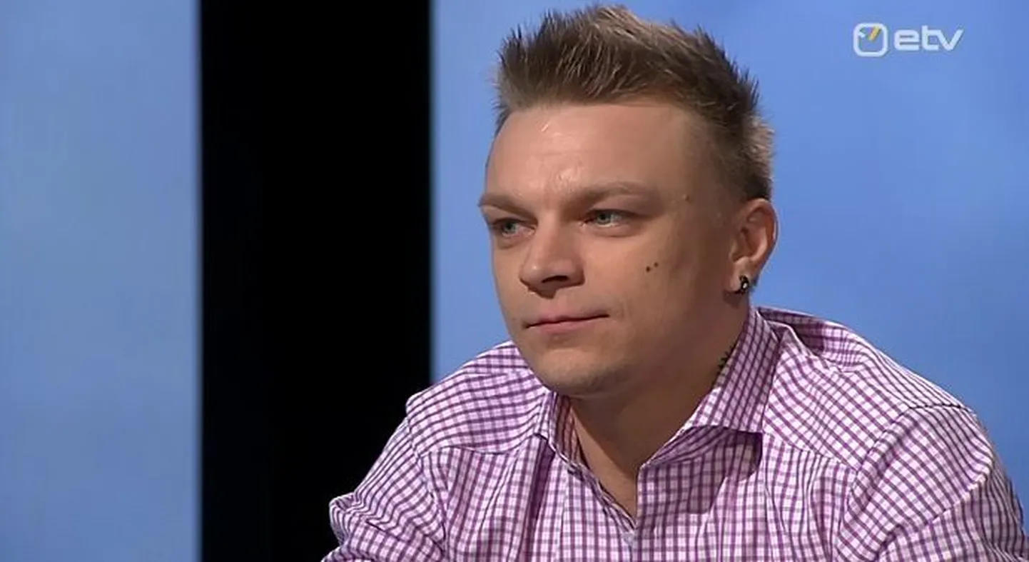 2007. aasta varahommikul kell 6.10 tabati Tanel Padar purjuspäi autoroolist. «Ma ei tea, miks ma autorooli istusin. Ma ise manitsen alati inimesi seda mitte tegema ja mitte sõitma, kui nad on napsitanud," tunnistas laulja, et oli tol hommikul piisavalt purjus, et mitte kõike mäletada. «Kuidagi sant on olla. Mitte sellepärast, et mul oleks jube pohmelus, vaid pigem moraalsel tasandil on halb olla. Ma kahetsen seda siiralt,» kahetses Padar tollal.