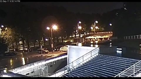 Камера видеонаблюдения запечатлела, как в центре Таллинна автомобиль перевернулся на крышу 