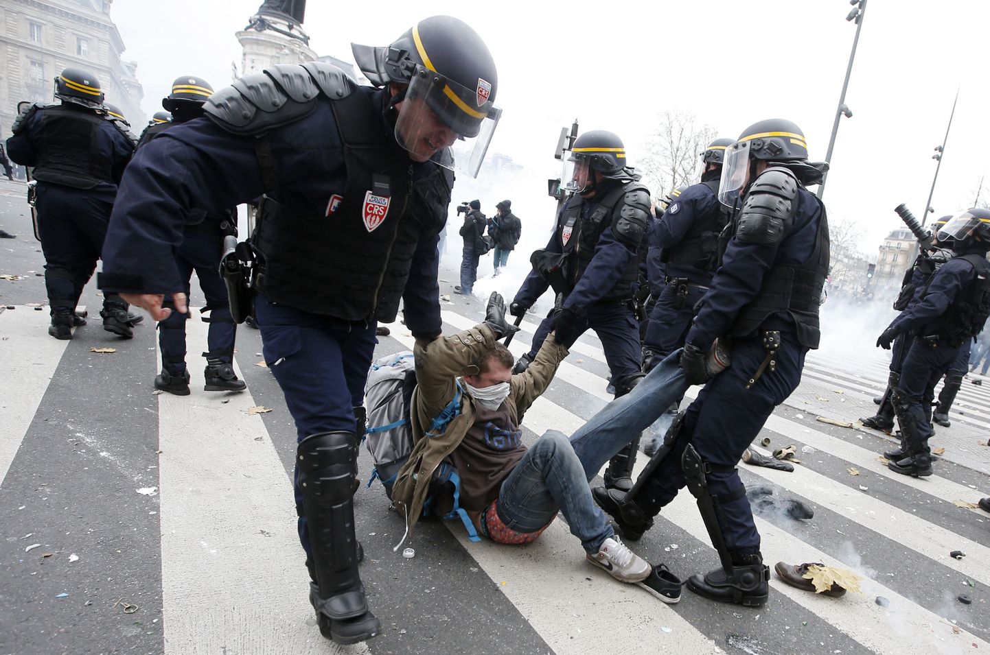Разгон демонстрантов в Париже.