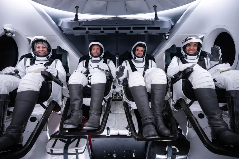 Sellel kuupäevata fotol on kujutatud Polaris Dawni astronaudid Anna Menon, Scott «Kidd» Poteet, Jared Isaacman ja Sarah Gillis, kes istuvad Polaris Dawn Crew Dragon Resilience'i kapslis enne edasi lükatud starti Cape Canaveralis Floridas. Polaris Dawni start on juba kaks korda edasi lükatud, esmalt maapealse raketitorni tehnilise probleemi ja seejärel prognoositavate ilmastikutingimuste tõttu.