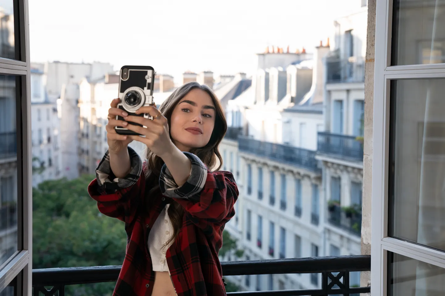 Telesarja «Emily Pariisis» nimitegelast kehastav Lily Collins Netflixi seriaalis.