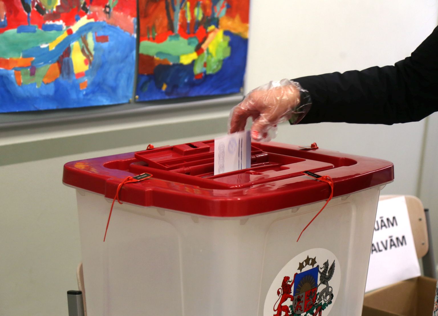 Rīgas domes ārkārtas vēlēšanas 123.vēlēšanu iecirknī Friča Brīvzemnieka pamatskolā. Ilustratīvs attēls.