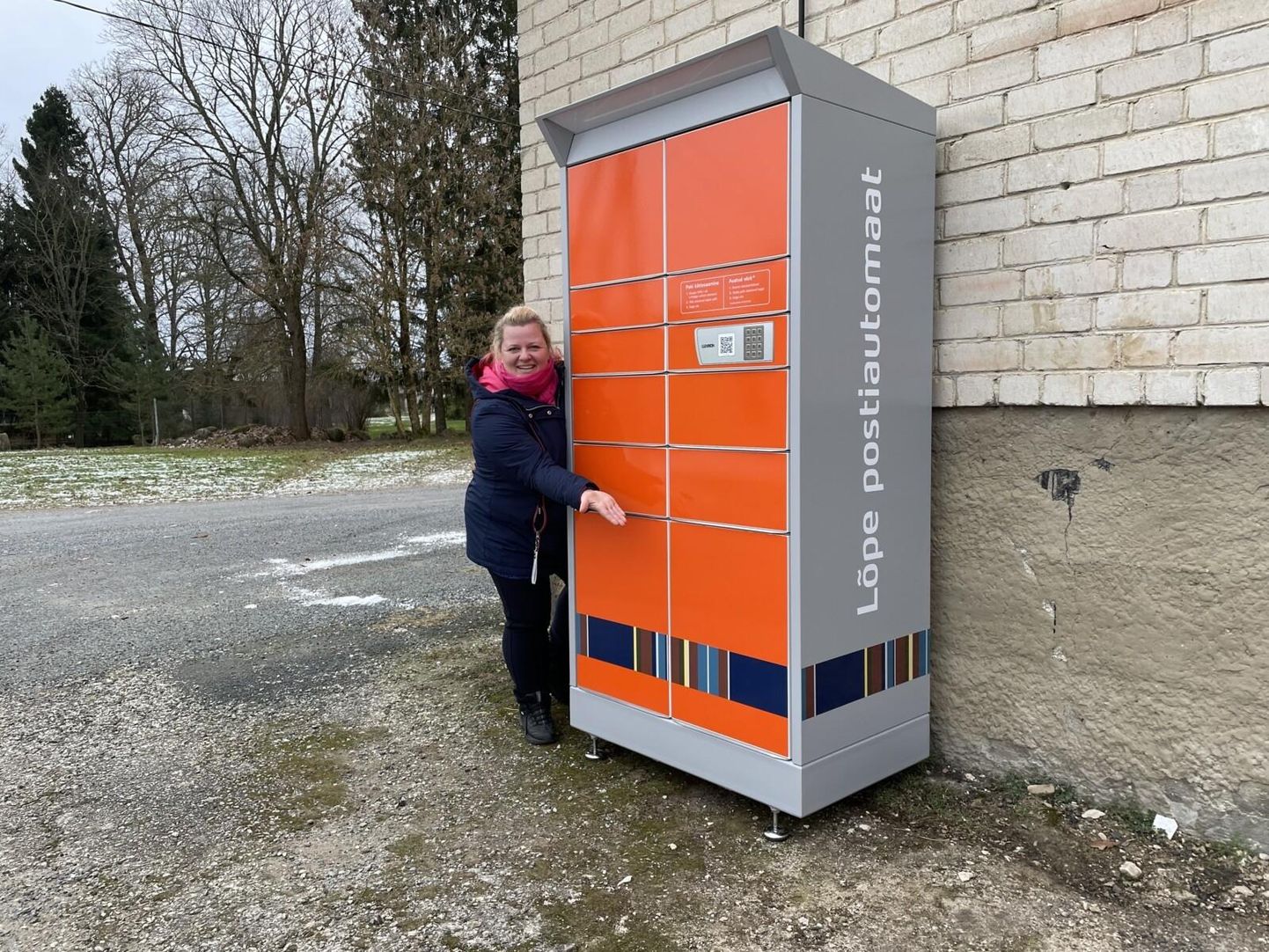 Lõpe klubi juhatajale Kristel Rohumägile meeldib eriti postiautomaati kaunistav Mihkli kihelkonna triibustik.