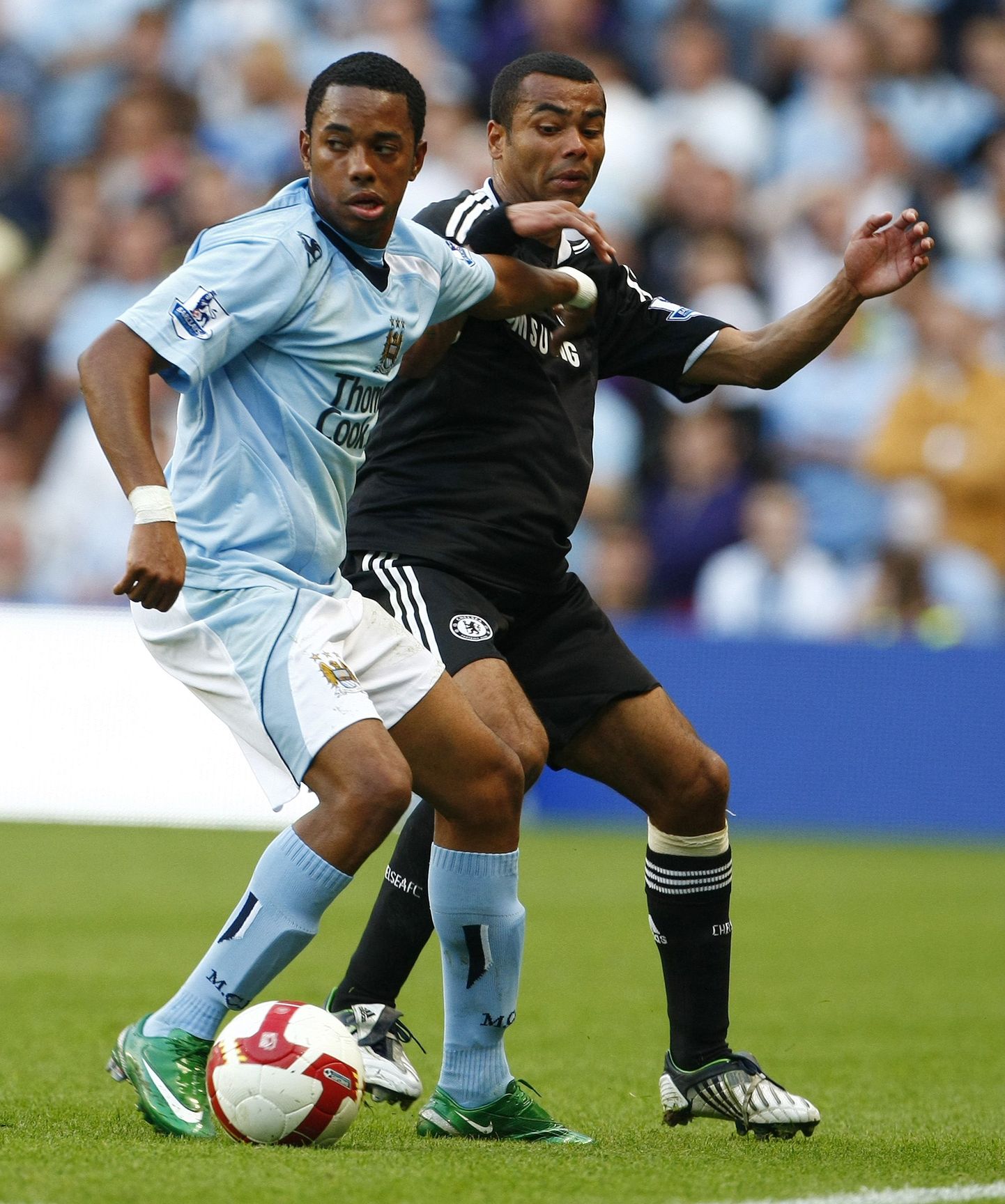 Manchester City mängija Robinho (vasakul)