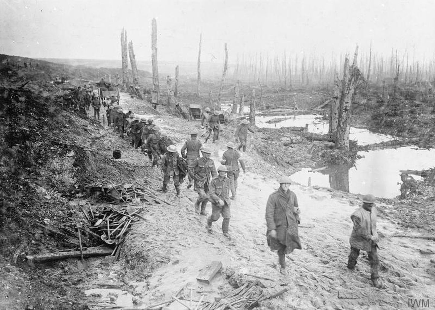 Briti väeüksus Esimese maailmasõja kõige suuremate kaotustega Somme'i lahingu päevil. Väidetavalt moodustasid siis 40% brittide kaotustest sõjaneuroosid. Foto 1916. aasta oktoobrist.