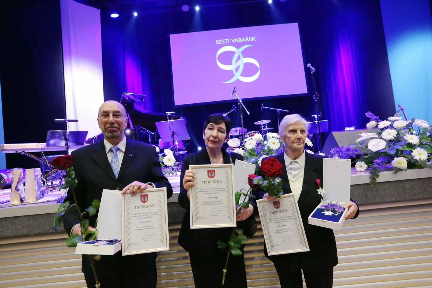 Eesti Vabariigi 96. aastapäevale pühendatud kontsertaktus Vanemuise kontserdimajas (pildil tänavused Tartu linna aukodanikud Peeter Saari (vasakult), Ain Kaalepi esindaja tütar Triin Kaalep ja Nora Kutti.






ma/Foto MARGUS ANSU POSTIMEES