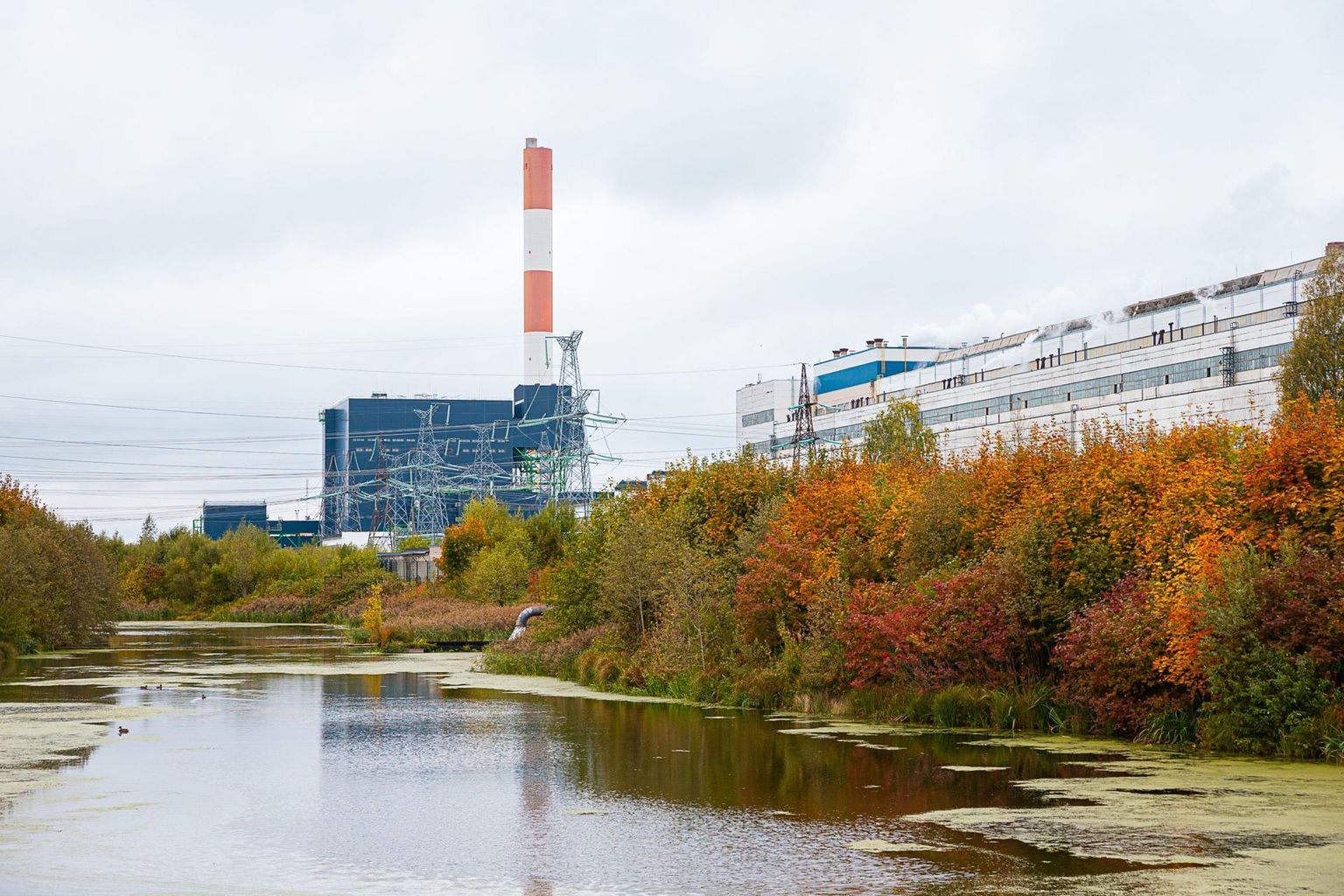 Eesti Energia ehitas äsja Auvere elektrijaama (vasakul) nõnda ümber, et see vajab kütusena põlevkivi 15 protsendi ulatuses. Nädala eest tootis elektrit nii see kui ka Eesti Elektrijaama vanad plokid (paremal).