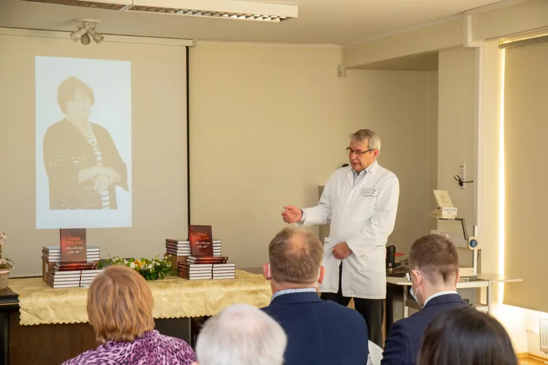 Lastekliiniku juht, professor Vallo Tillmann rääkis mitmest seigast. Üks oli, et Tiina Talvik tuli Võru leinamajja ära saatma tema isa, keda ta ei tundnud. Aga Tiina Talvik hoolis sellest, kuidas Vallo Tillmann ennast isa matustel tunneb.