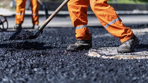 Zaradi gradbenih del oviran promet na 60 odsekih državnih cest v Latviji