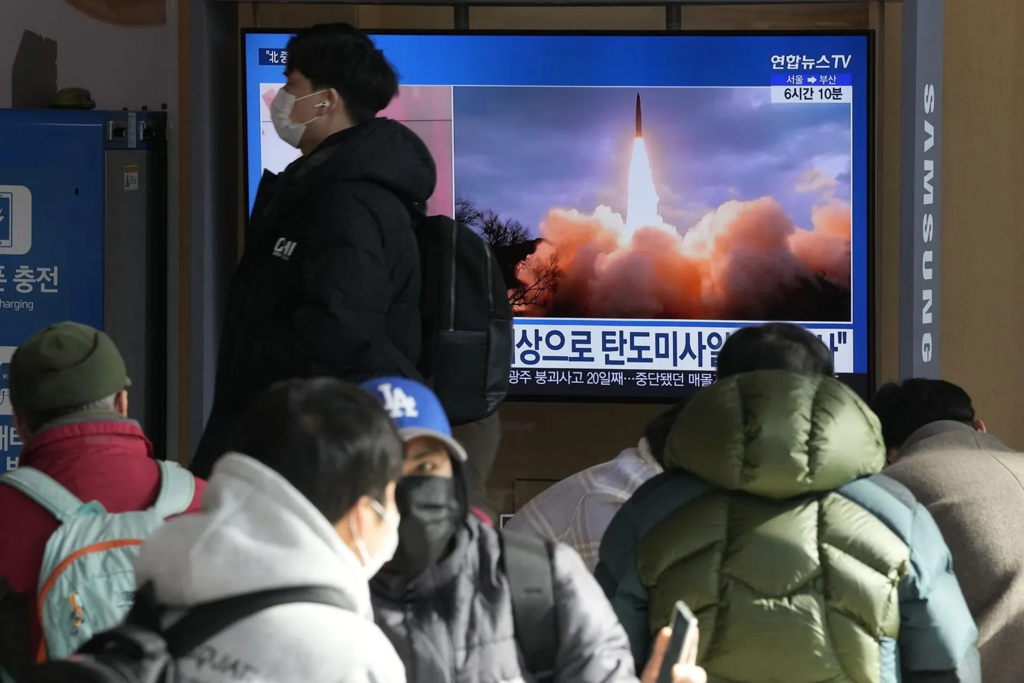 Inimesed vaatamas eile Souli raudteejaamas teleekraanilt uudistesaadet, kus räägitakse Põhja-Korea järjekordsest raketikatsetusest, mis oli sedapuhku üle aastate kõige võimsam.