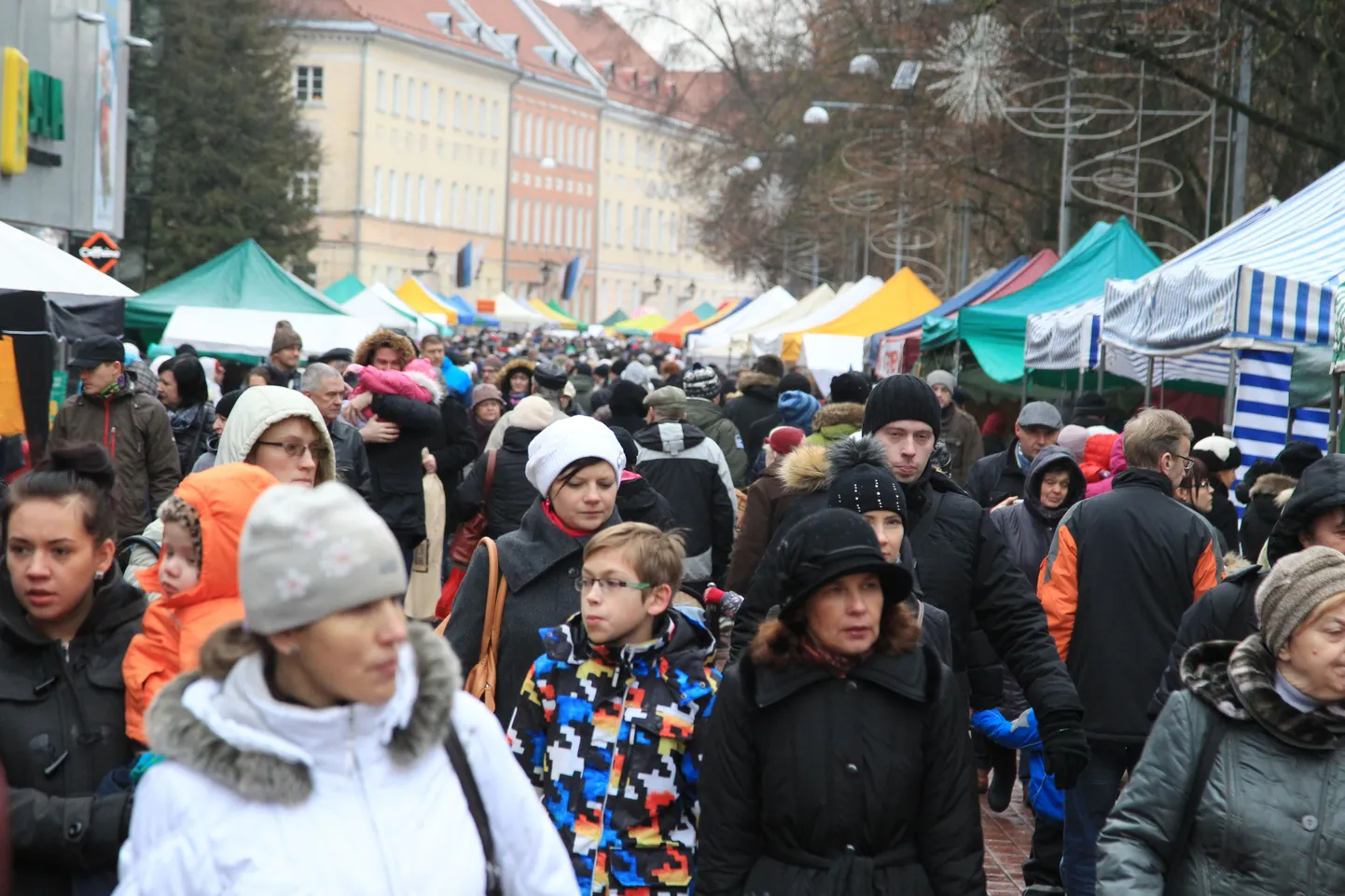 Eelmise aasta jõululaadalised Tartu kesklinnas.