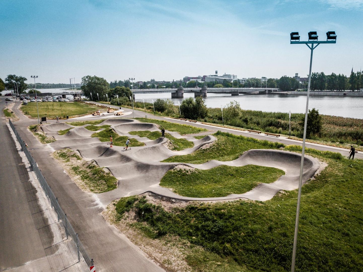 Kaasava eelarve toel on Pärnu jõe äärde rajatud pump track’i rada.