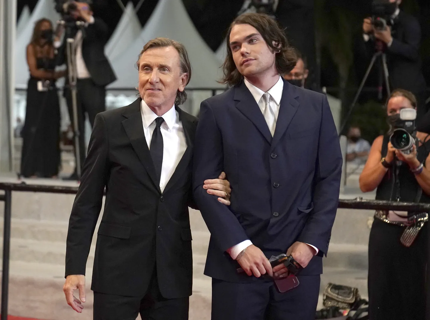 Tim Roth oma poja Cormac Rothiga filmi «Bergmani saar» esilinastusel 2021. aasta suvel.