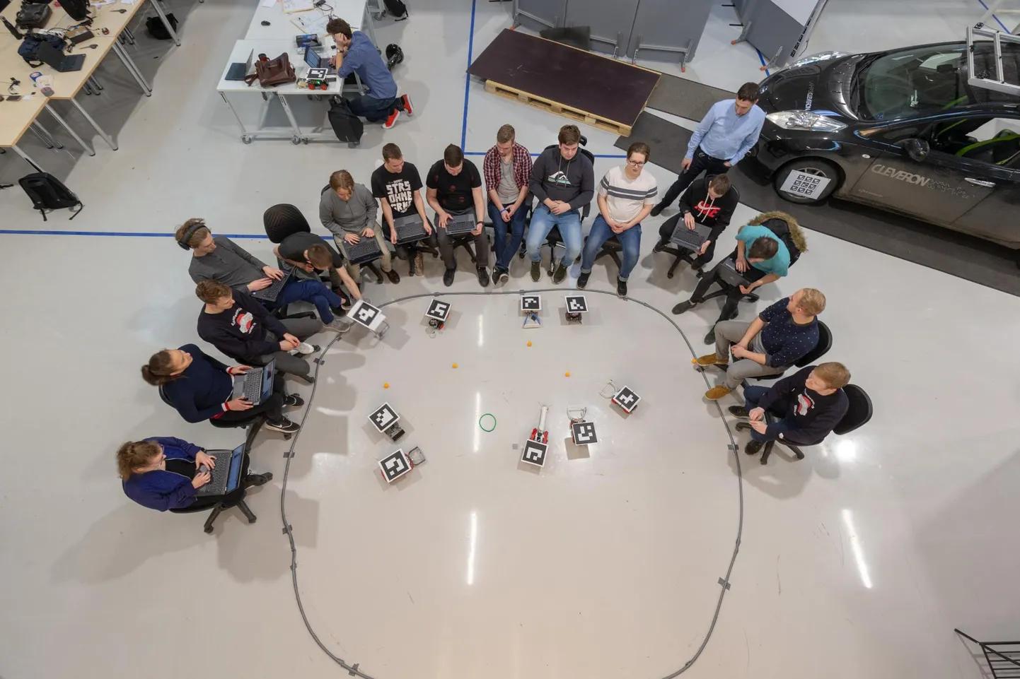 Cleveroni akadeemia esimene kursus eelmise aasta jaanuaris. Tudengite esimese semestri ülesanne oli ehitada robot, mis püüaks ühelt mahamärgitud platsilt viis lauatennisepalli ja viiks need teisele platsile.