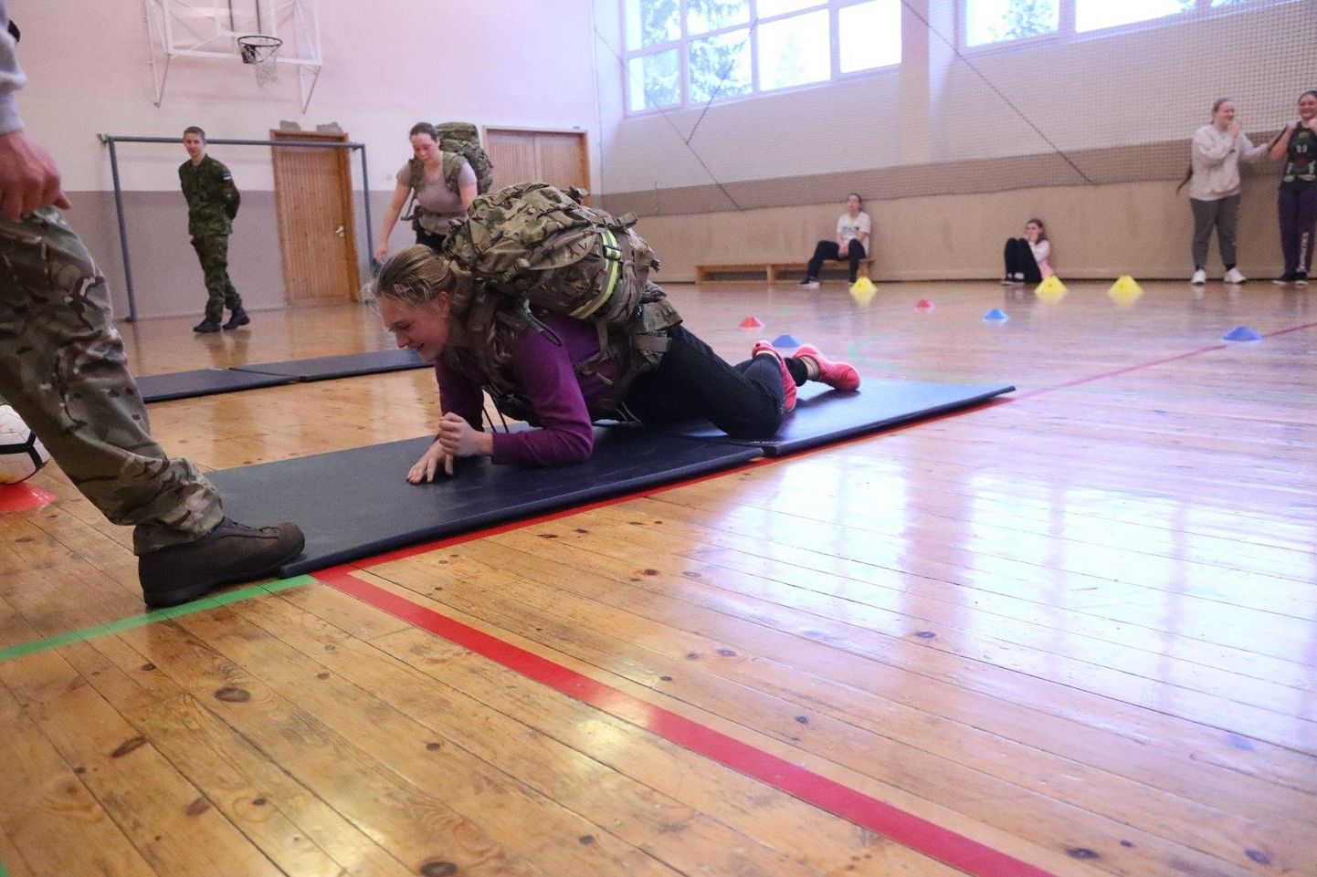 Põhikooliõpilased kogesid sõduri karmi treeningut.