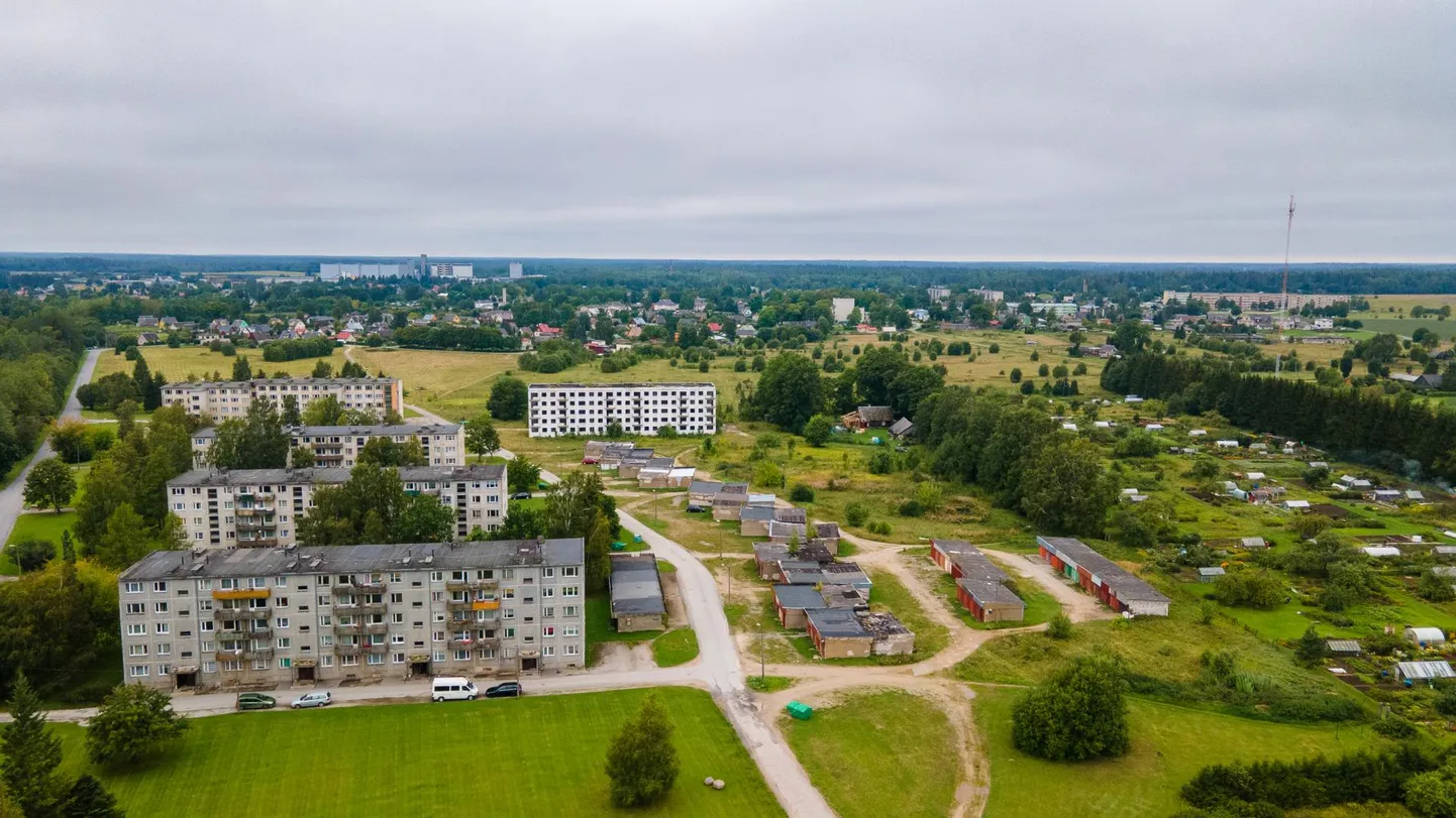 Sääsel kõrgub praegu viis paneelelamut, millest üks ei ole kasutusel.
