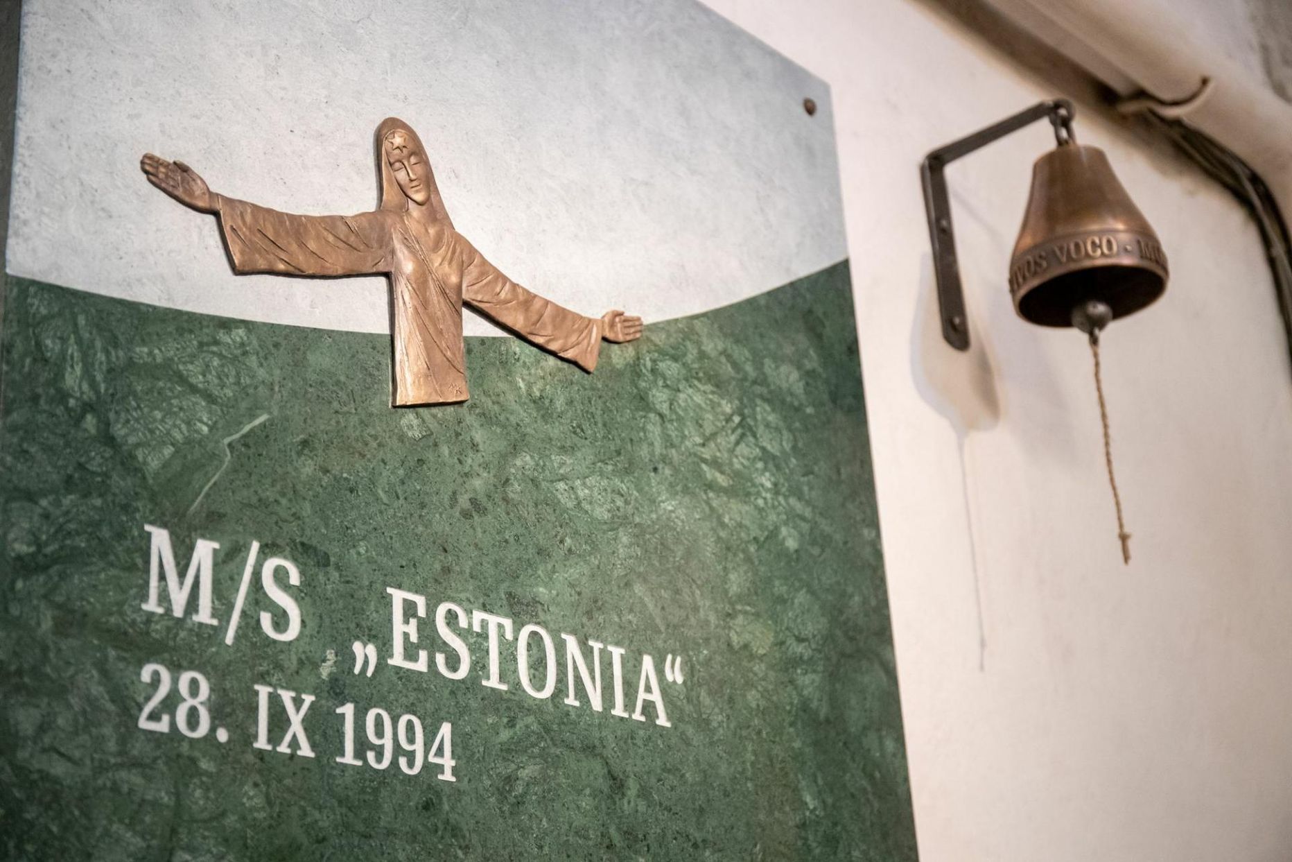 Parvlaeval Estonia hukkunute mälestustahvel Toomkirikus. 
