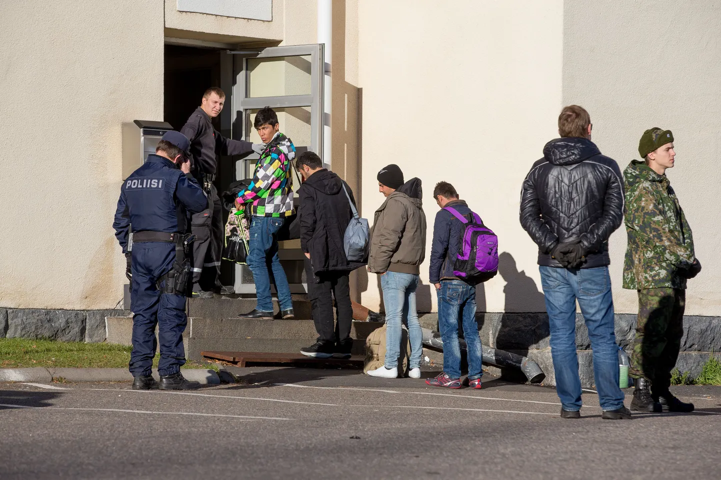 Rootsist Soome saabuvad varjupaigataotlejad Tornio  registreerimise keskuse ees.