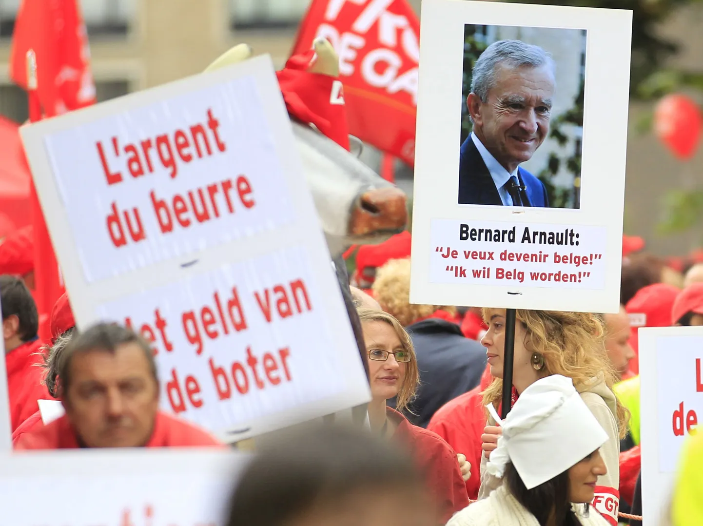 Meeleavaldus Belgias mullu sügisel. Inimeste käes oli teiste hulgas ka Bernard Arnault' pildiga plakat, kuhu oli kirjutatud, et «tahan saada Belgia  kodanikuks».