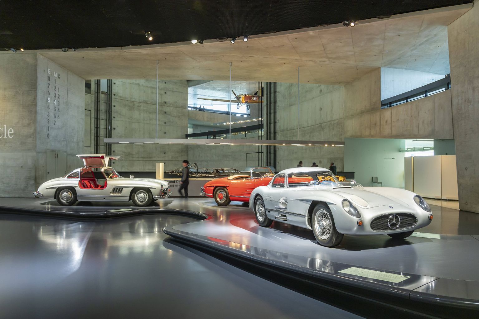 Mercedese muuseum Stuttgartis. Esiplaanil paremal Mercedes-Benz 300 SLR Uhlenhaut-Coupé 1955.